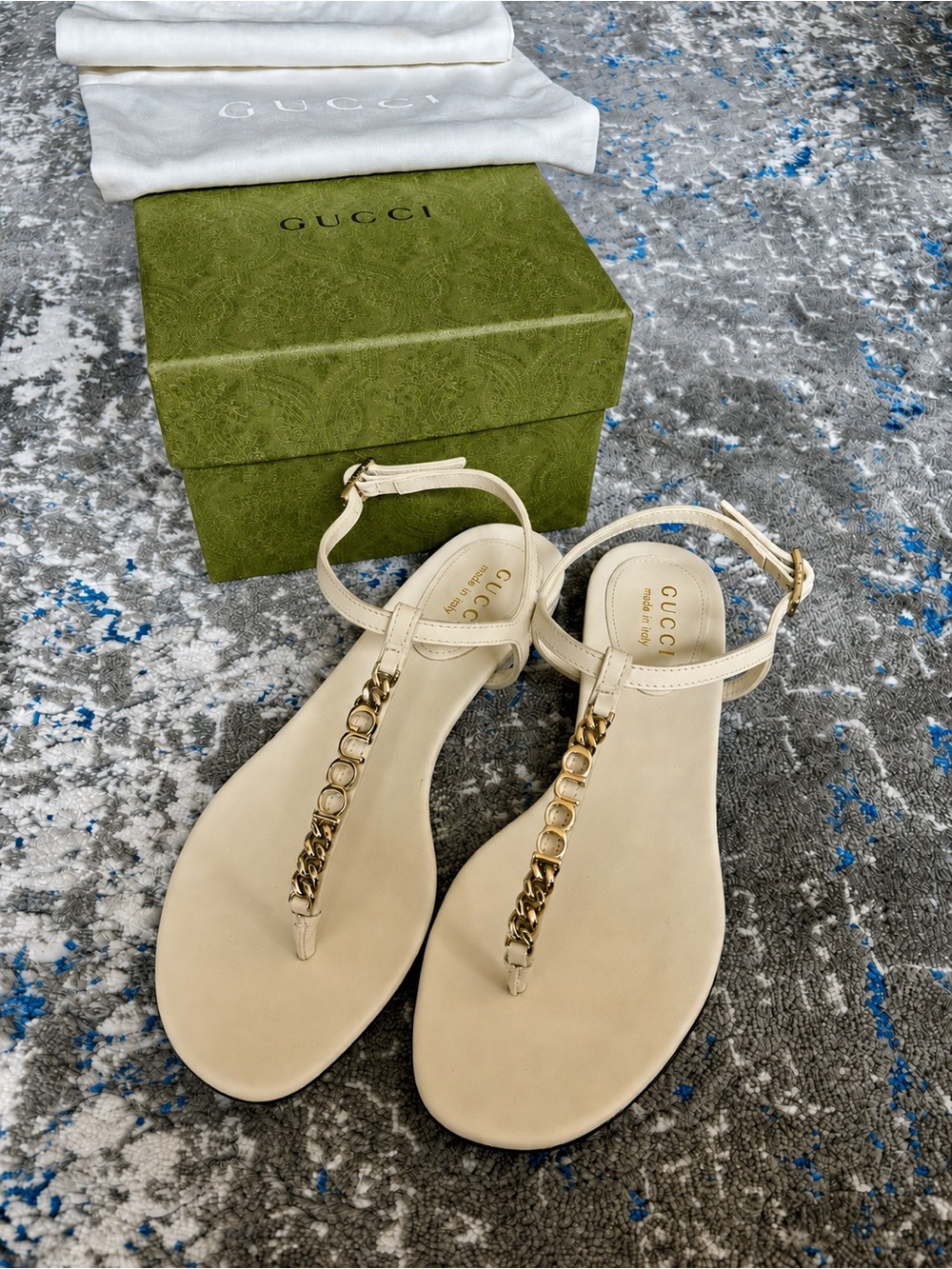 Gucci Signoria Cream Thong Sandal Leather T-Strap Gold Logo Chain NIB 36
